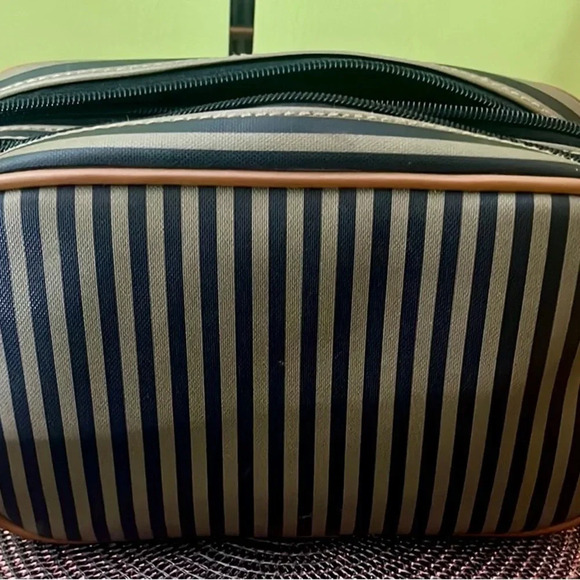 Allen Edward Leather Shoulder Bag - Picture 10 of 13